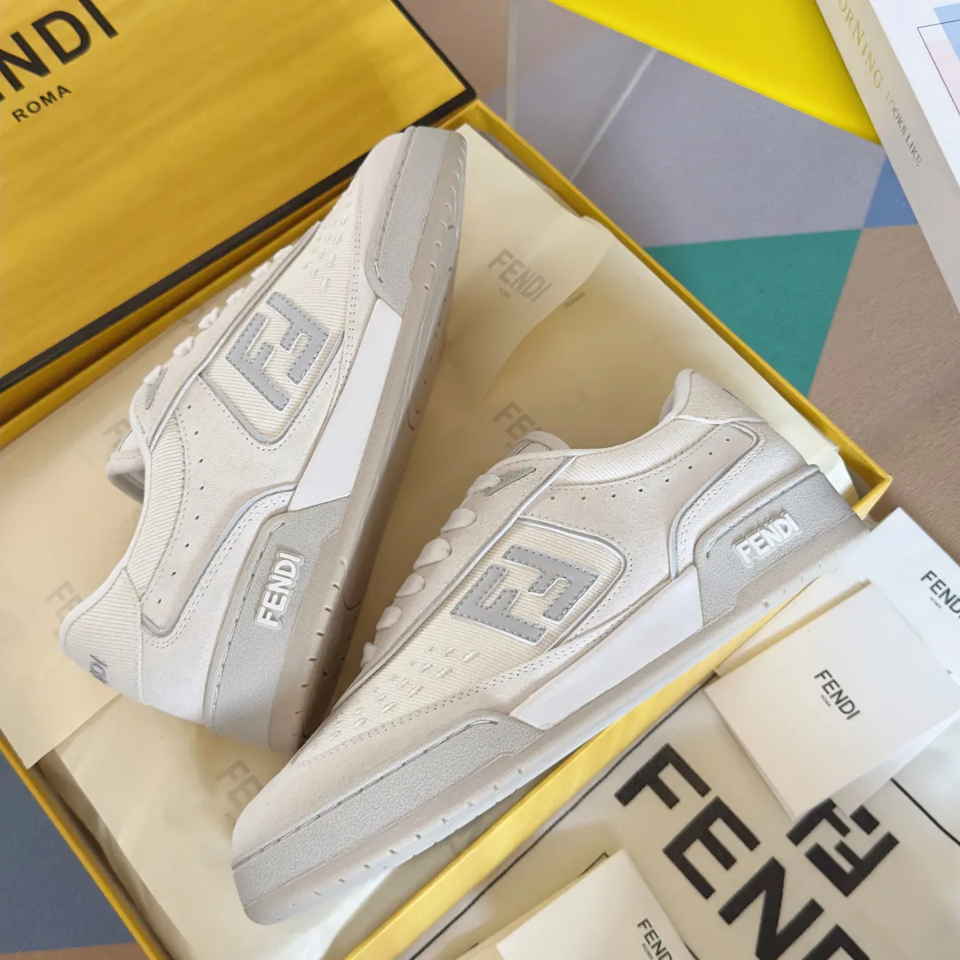 Top version: Couple model, cloth cover 700💰 Fendi Fendi match series Couple model, film, casual sports shoes, sneakers, original purchase, development and production of these FENDI Match lace-up sports shoes. Small perforations accent the upper. Made of white leather with beige suede details. Matcha green leather FF applique. Rubber sole with FENDI lettering on the side. Comes with exquisite packaging at the counter 🛍📦 ▪️ Fabric: Original custom imported first-layer cowhide ▪️ Lining: Imported custom breathable mesh ▪️ Sole: Original molded TPU two-color combination sole ▪️ Sole thickness: 3CM ▪️ Size: Women's 35-41 / Men's 39-45